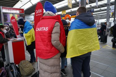Info Point der Caritas im Münchner Hauptbahnhof für aus der Ukraine geflohene Menschen