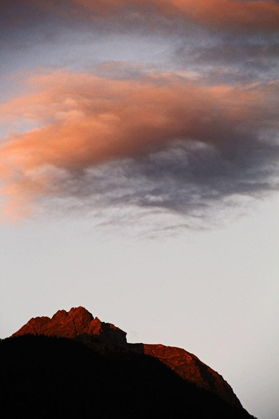 Wolke über dem Berg