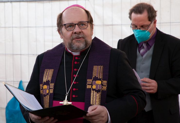 Weihbischof Wolfgang Bischof beim Gebet in der Ankunftshalle für aus der Ukraine geflüchtete Menschen in Freilassing