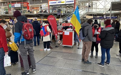 Infopoint der Caritas für Ukraineflüchtlinge am Hauptbahnhof