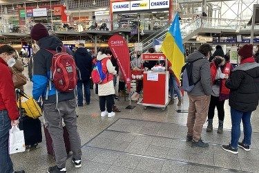 Info Point der Caritas am Münchner Hauptbahnhof für aus der Ukraine geflohene Menschen