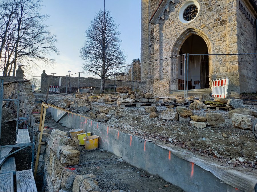 Arbeiten an der Mauer in Burg