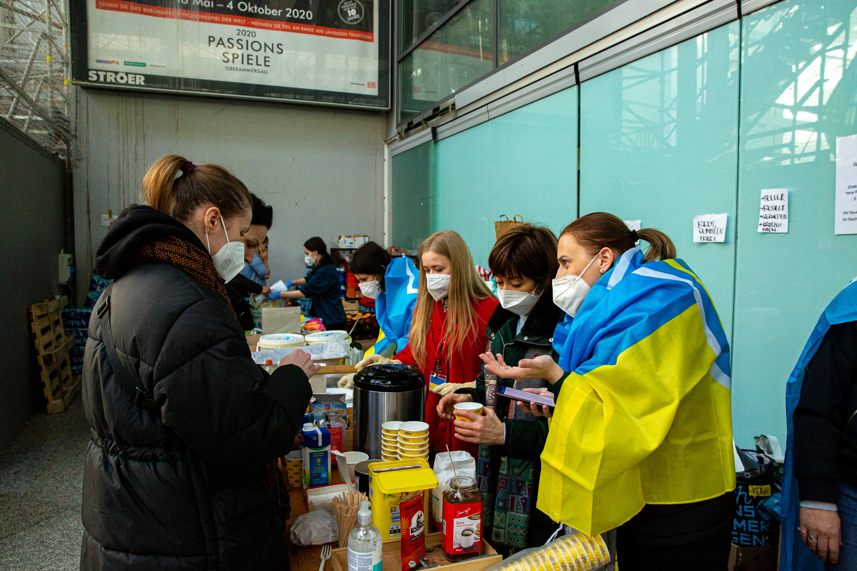 Haupt- und ehrenamtliche Helferinnen und Helfer im Einsatz für die geflüchteten Menschen aus der Ukraine am Infopoint der Caritas am Münchner Hauptbahnhof