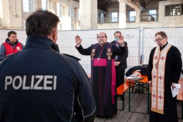Weihbischof Wolfgang Bischof beim Friedensgebet in der Ankunftshalle in Freilassing