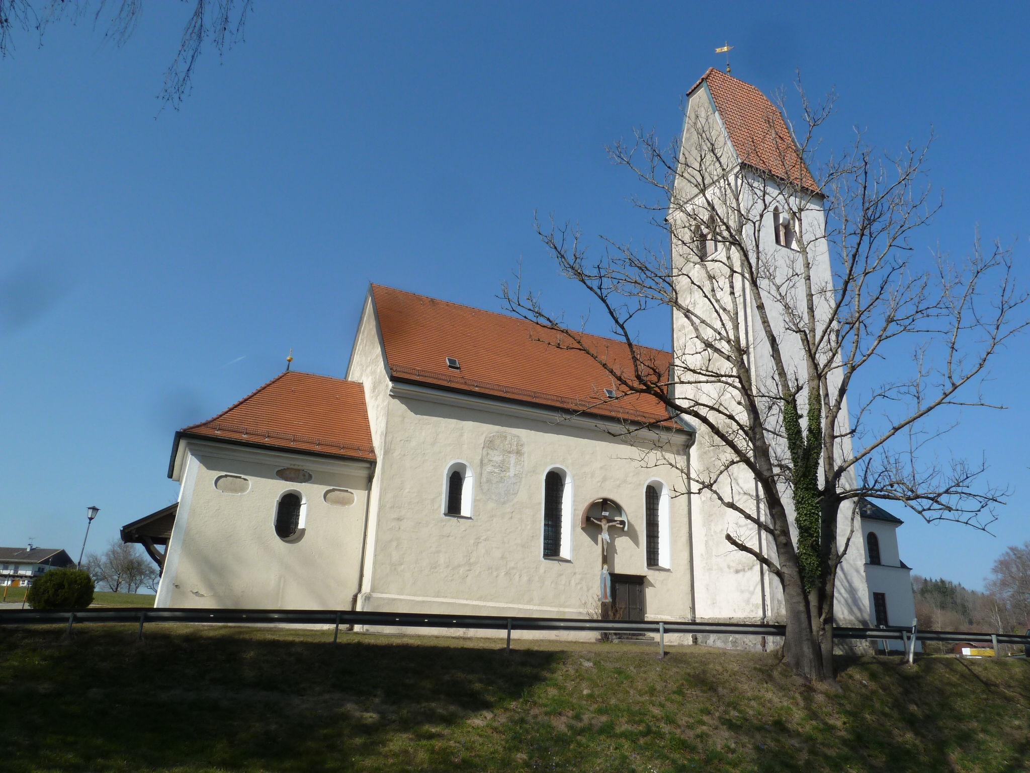 Wallfahrtskirche St. Salvator, Rimsting, vom gegenüberliegenden Fußweg aus gesehen