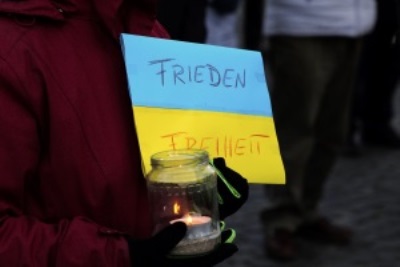 Kerze und Fahne Ukraine Worte Frieden, Freiheit