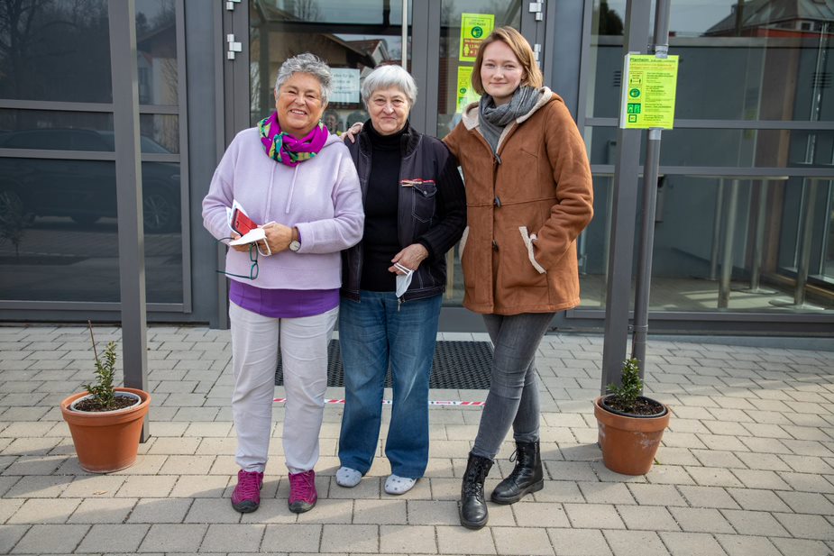 (v.l.) Pfarrgemeinderatsvorsitzende Gabriele Beck , die aus der Ukraine geflohene Valentyna Nadzuga und Übersetzerin Svitlana Voloshyn