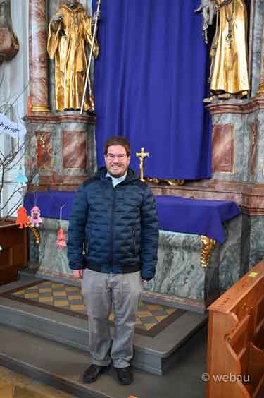 Weinzierl-vor-verhüllten-Seitenaltar