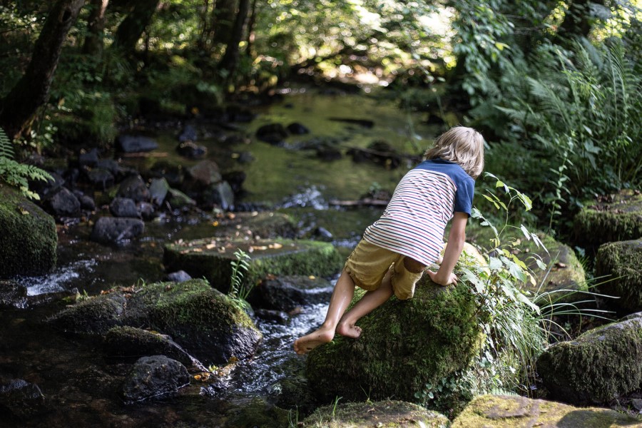 Kinder am Bach