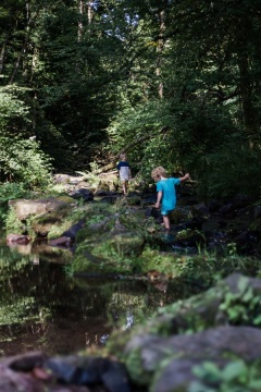 Kinder am Bach