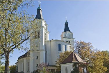 Nordwest-Ansicht der Kirche Christkönig in München-Nymphenburg