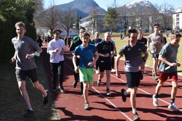 Schüler der Realschule St. Zeno in Bad Reichenhall beim Spendenlauf für die Ukraine