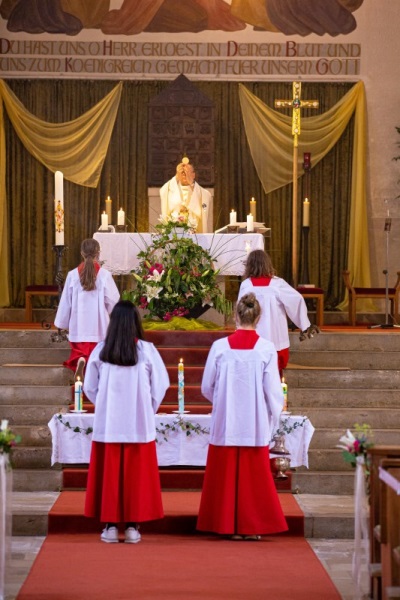 Vier Ministranten stehen vor den Stufen zum Altar in St. Albert.