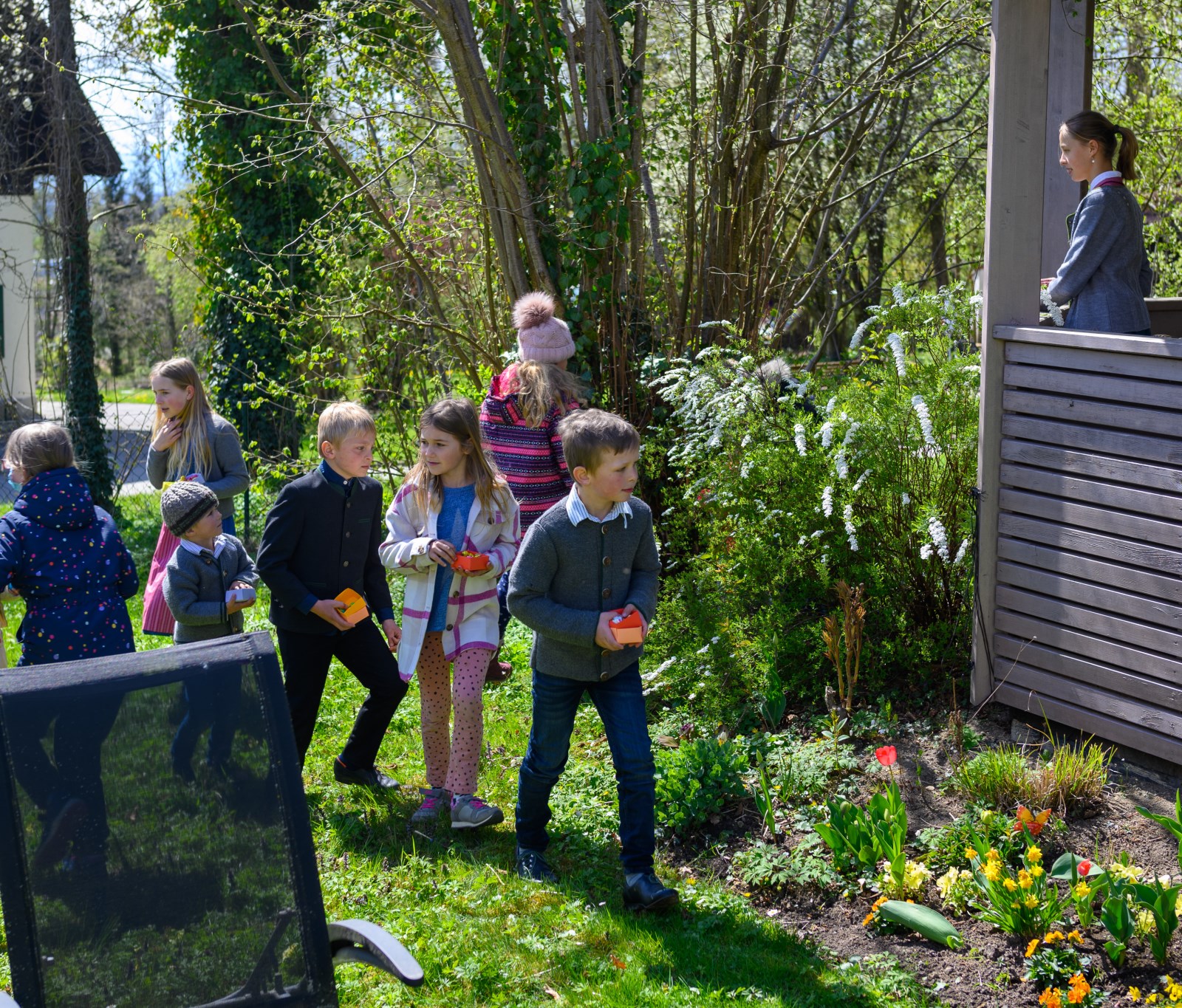 Ostereiersuchen im Pfarrgarten des Pfarrhauses in Rott am Inn