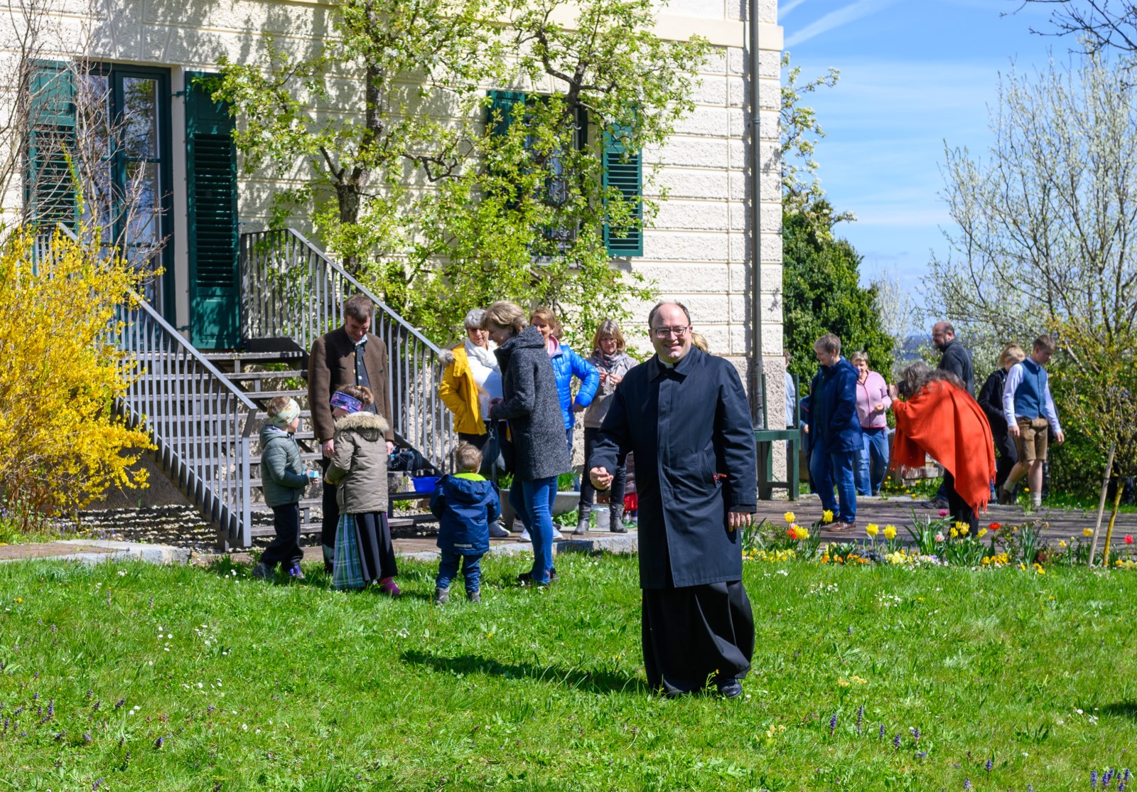 Ostereiersuchen im Pfarrgarten des Pfarrhauses in Rott am Inn