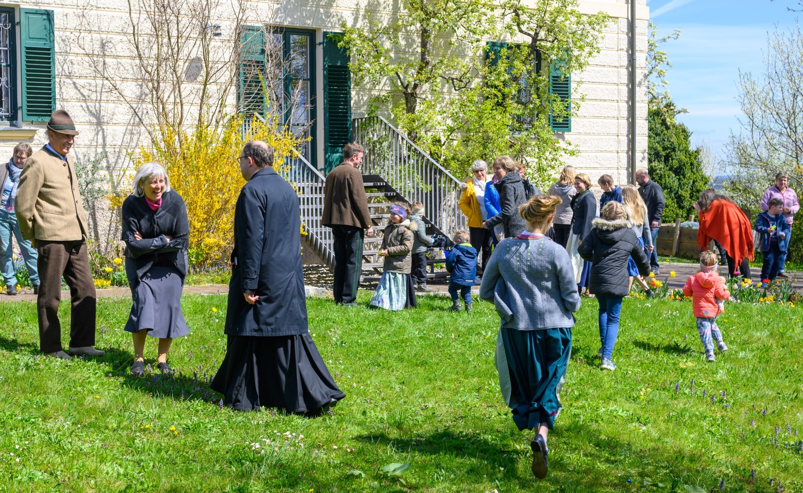 Ostereiersuchen im Pfarrgarten des Pfarrhauses in Rott am Inn
