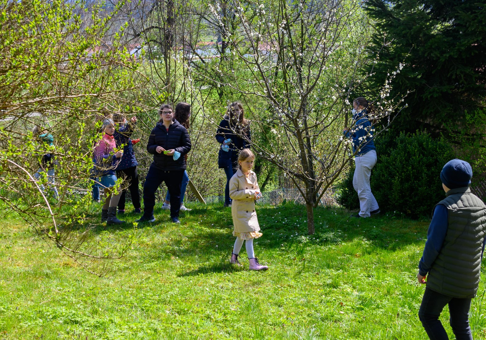 Ostereiersuchen im Pfarrgarten des Pfarrhauses in Rott am Inn
