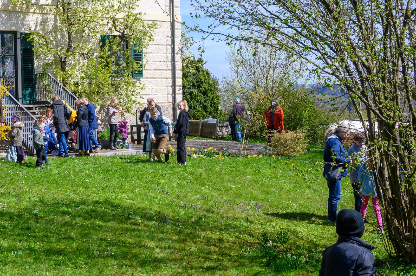 Ostereiersuchen im Pfarrgarten des Pfarrhauses in Rott am Inn