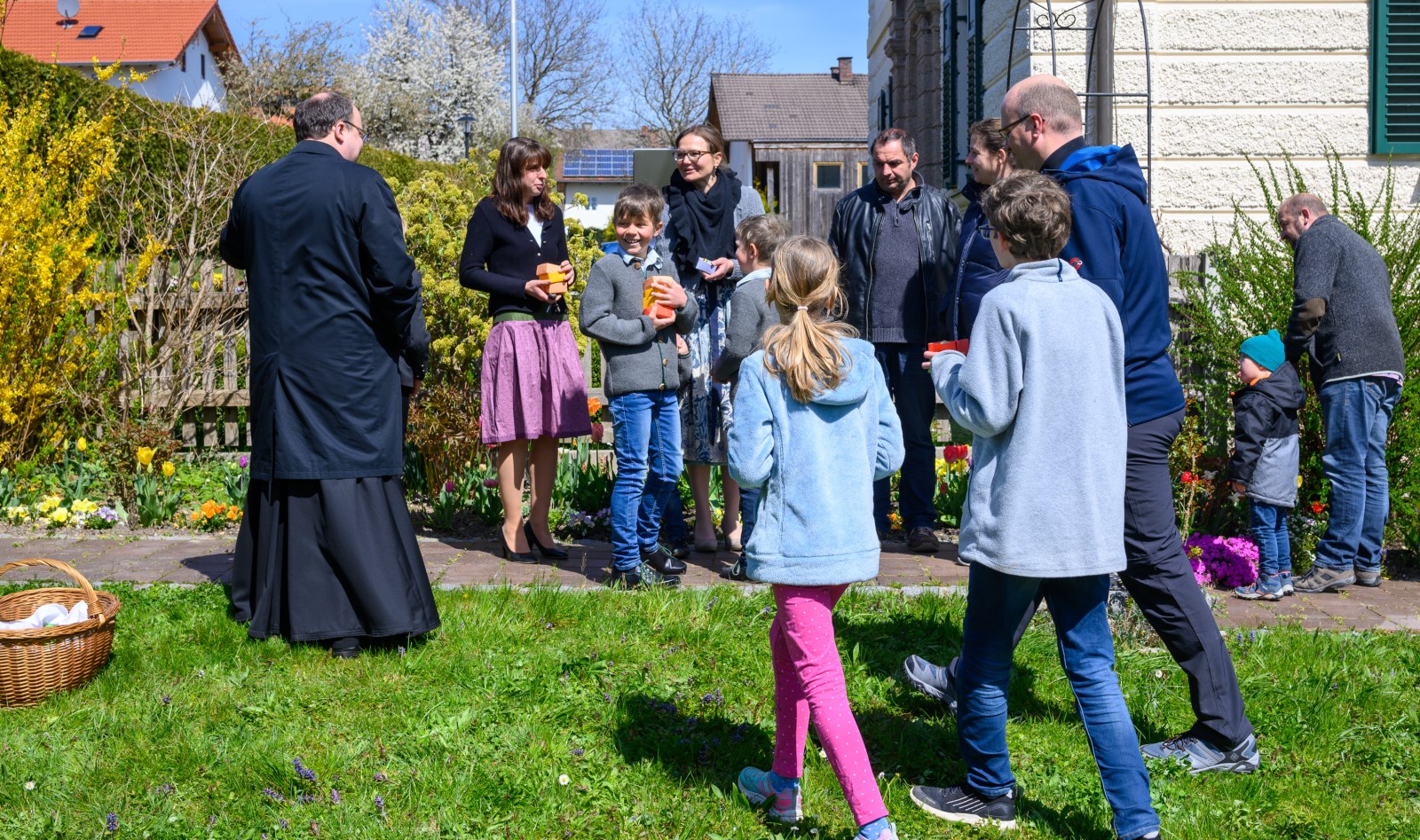Ostereiersuchen im Pfarrgarten des Pfarrhauses in Rott am Inn