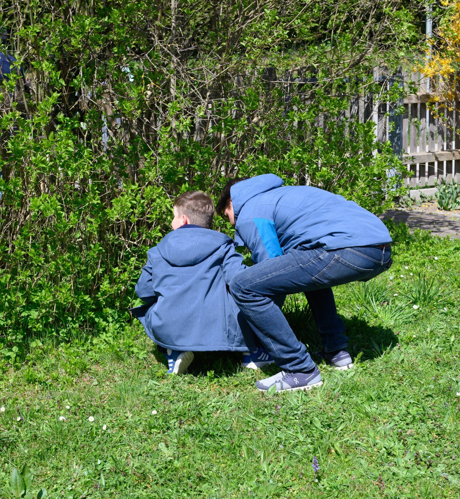 Ostereiersuchen im Pfarrgarten des Pfarrhauses in Rott am Inn