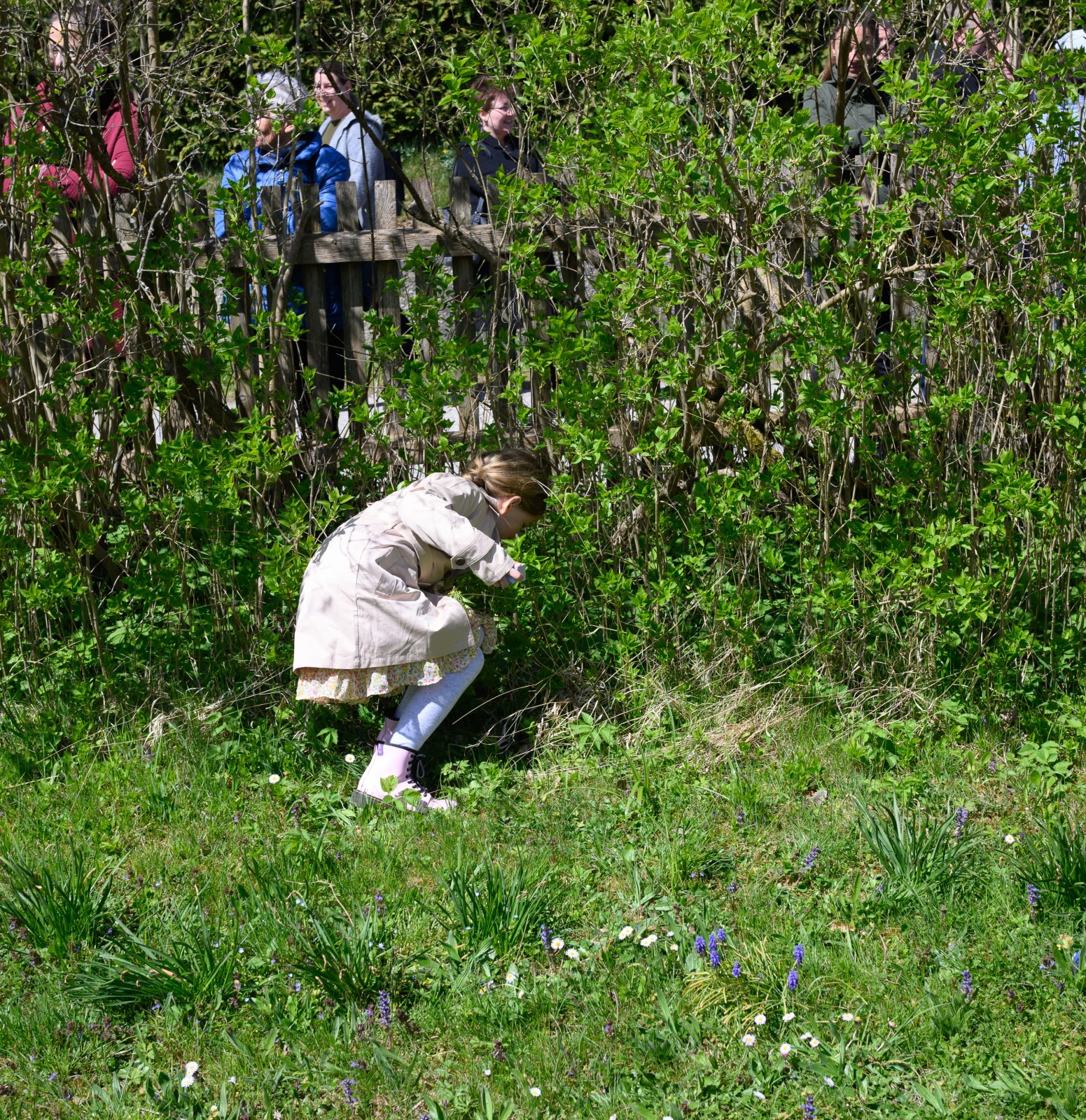 Ostereiersuchen im Pfarrgarten des Pfarrhauses in Rott am Inn