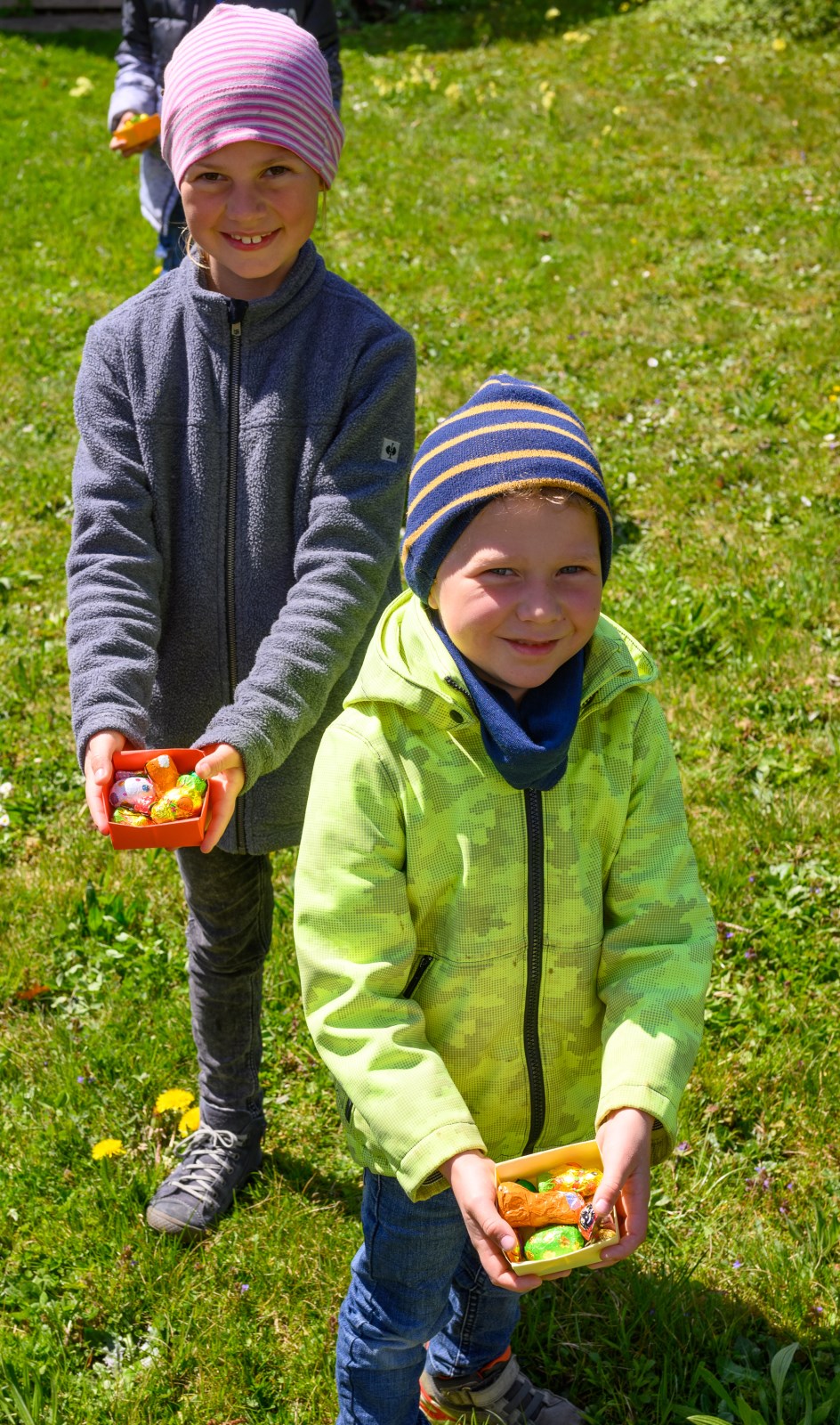 Ostereiersuchen im Pfarrgarten des Pfarrhauses in Rott am Inn