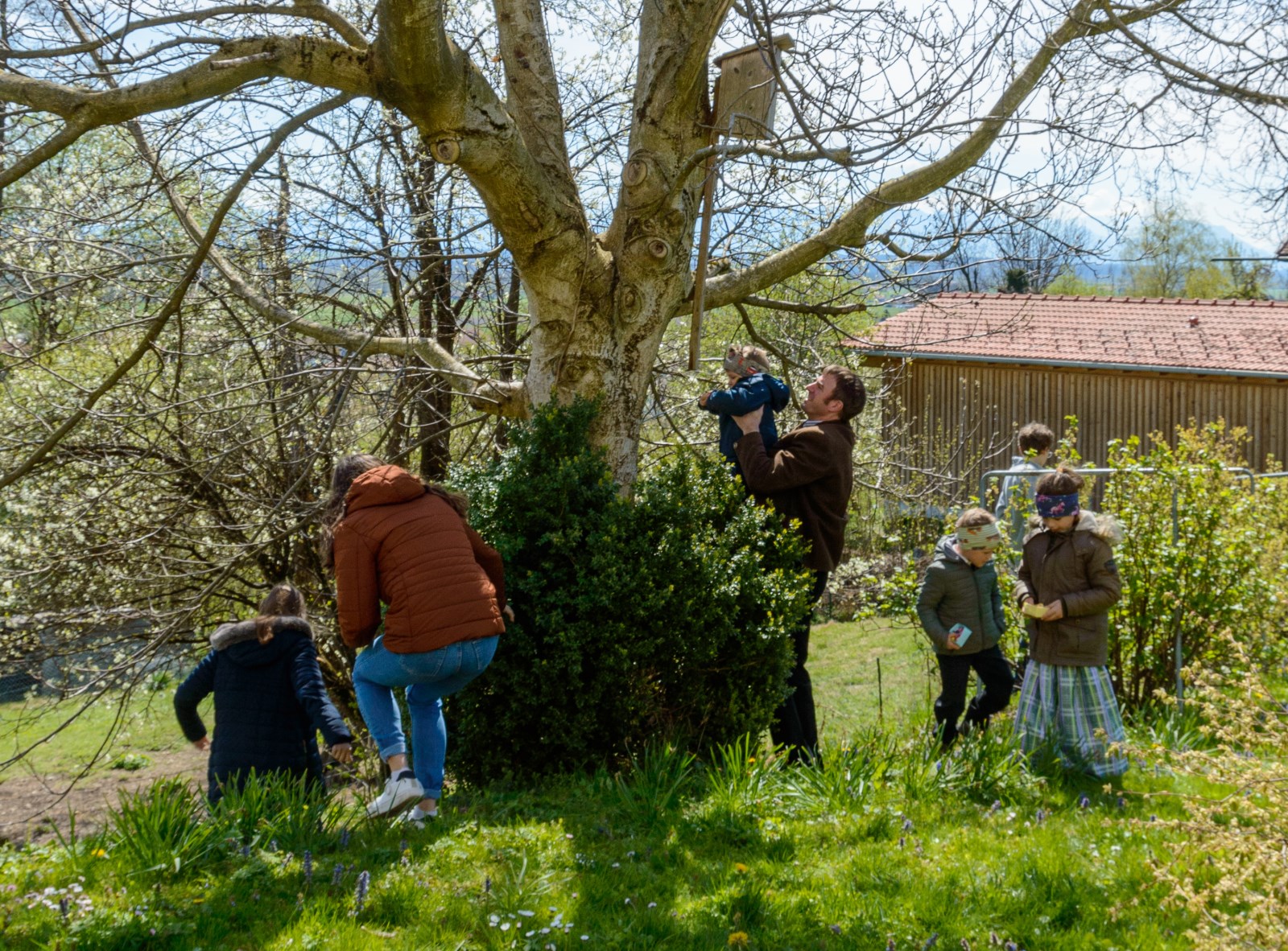 Ostereiersuchen im Pfarrgarten des Pfarrhauses in Rott am Inn