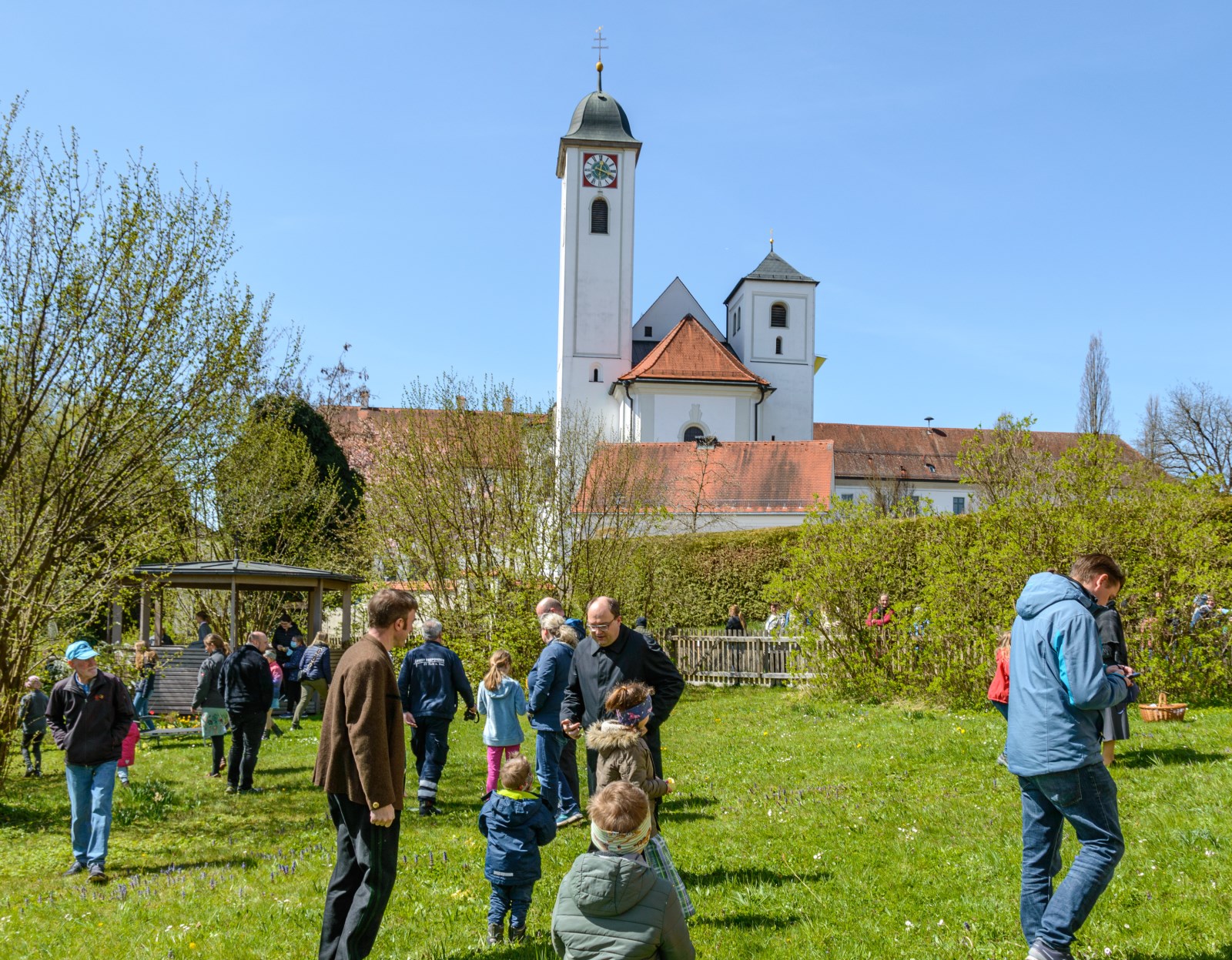 Ostereiersuchen im Pfarrgarten des Pfarrhauses in Rott am Inn