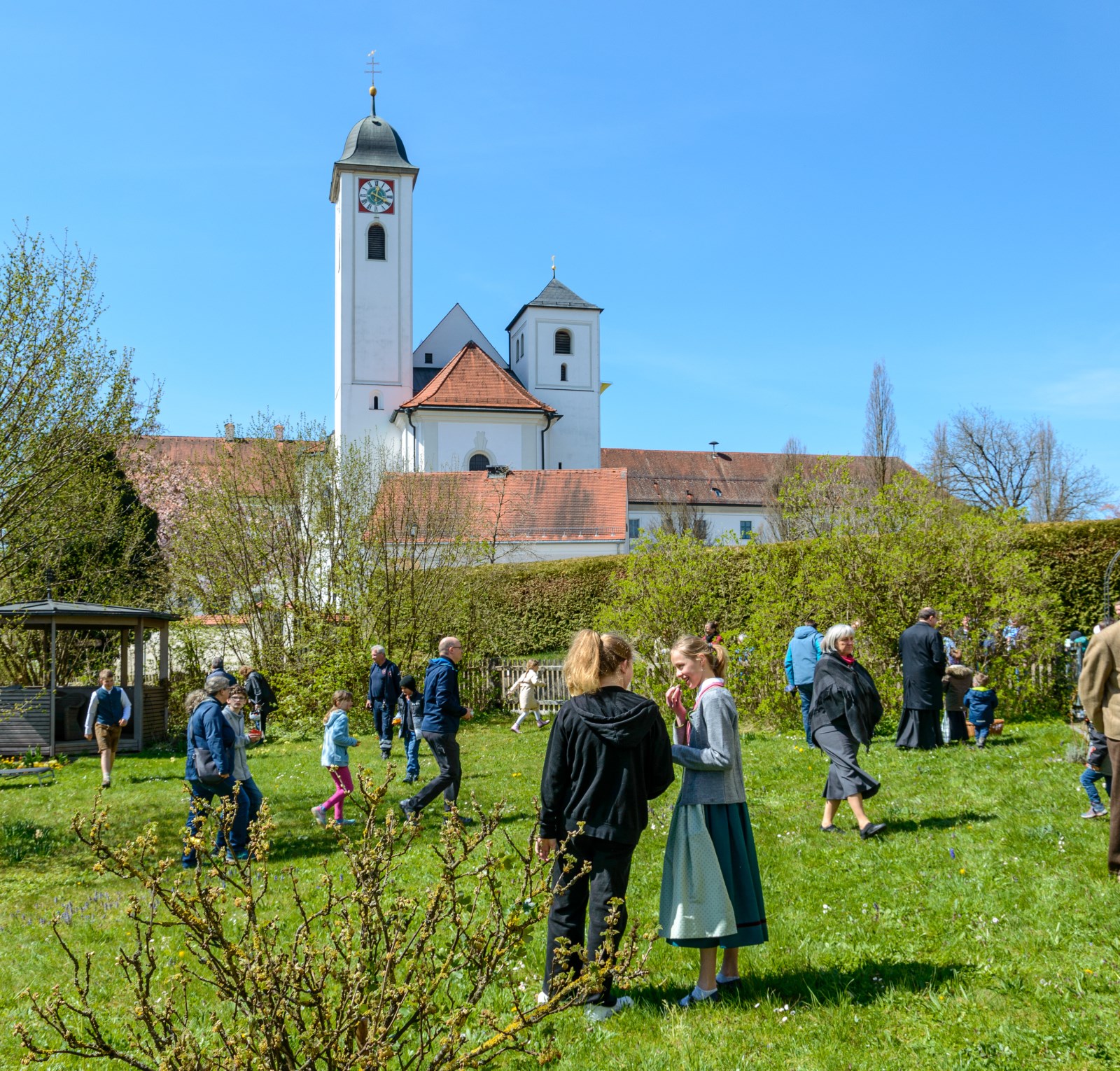 Ostereiersuchen im Pfarrgarten des Pfarrhauses in Rott am Inn