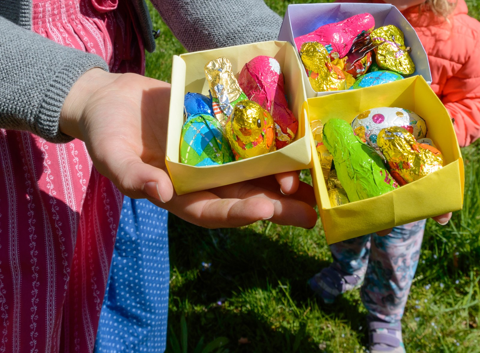 Ostereiersuchen im Pfarrgarten des Pfarrhauses in Rott am Inn