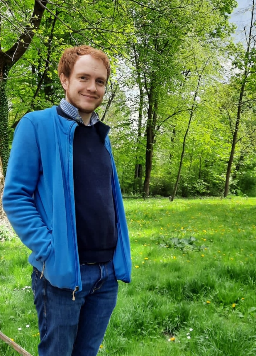 Auf dem Foto ist Michael Weweler zu sehen. Er möchte Pastoralreferent werden.