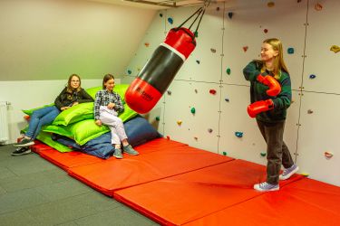 Schülerinnen mit Boxsack in der St. Irmengard Schule in Garmisch-Partenkirchen