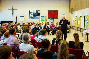 Kardinal Reinhard Marx mit Schülerinnen und Schülern bei der kleinen Klimakonferenz 2019