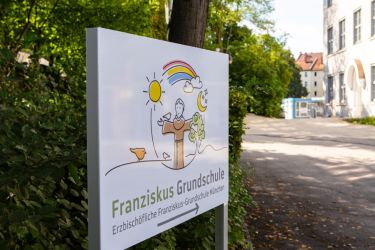 Schild der Franziskus-Grundschule in München-Haidhausen