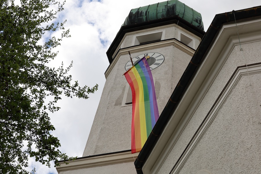 Regenbogenfahne am Eichenauer Kirchturm