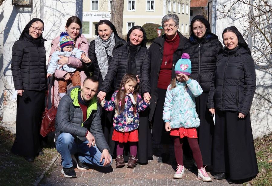 EIne Familie aus dem ukrainischen Ort Tschernihiv und einige ukrainische Schwestern, die den Geflüchteten im Landkreis Mühldorf beistehen