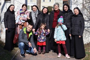 EIne Familie aus dem ukrainischen Ort Tschernihiv und einige ukrainische Schwestern, die den Geflüchteten im Landkreis Mühldorf beistehen