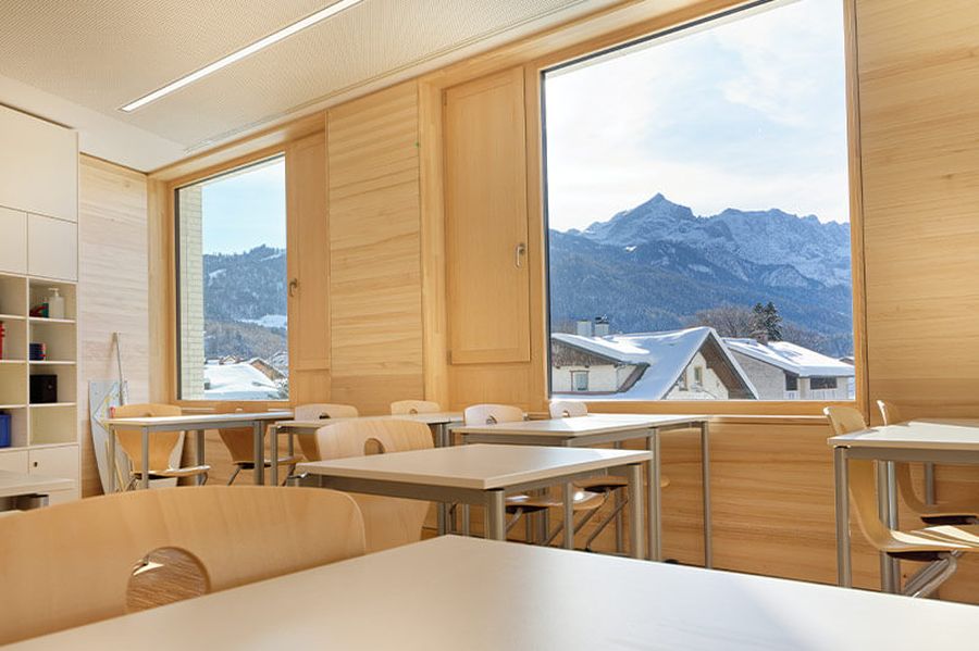 Blick aus dem Fenster eines Klassenraums in der St. Irmengard Schule in Garmisch-Partenkirchen