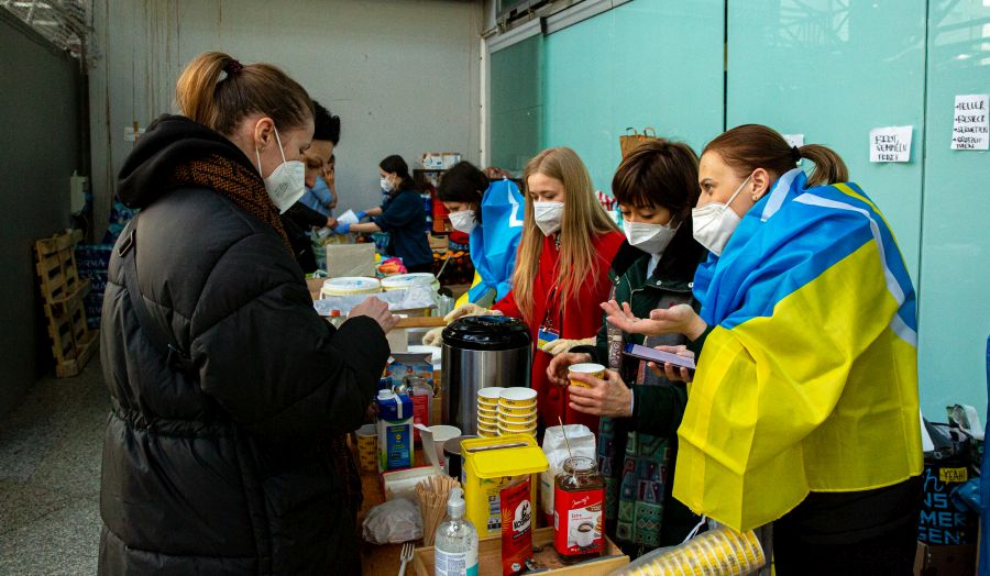 Beratung und Unterstützung für aus der Ukraine geflohene Menschen am Info-Point der Caritas am Münchner Hauptbahnhof