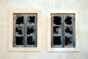 zwei Fenster mit zerbrochenen Scheiben