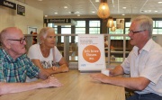 Seniorenseelsorger Michael Tress im Gespräch mit Seniorenpaar im Supermarkt