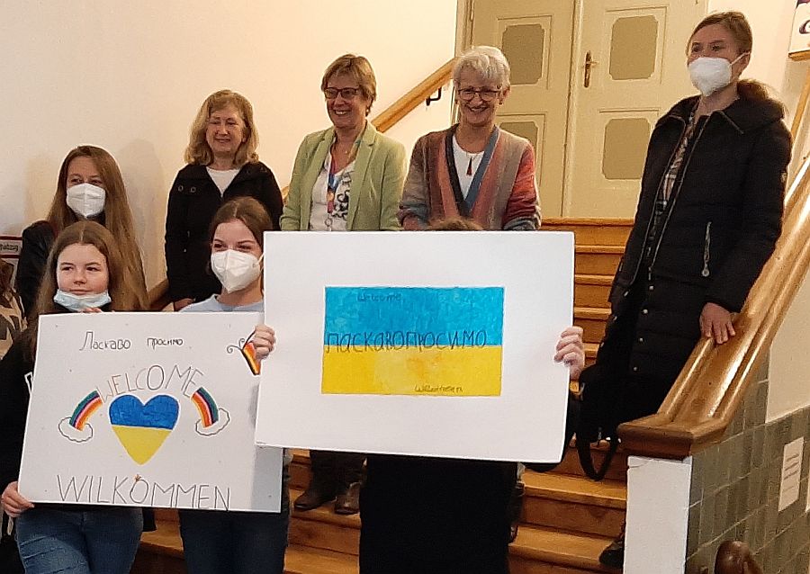 Willkommensschilder für ukrainische geflohene Schülerinnen am Maria-Ward-Gymnasium