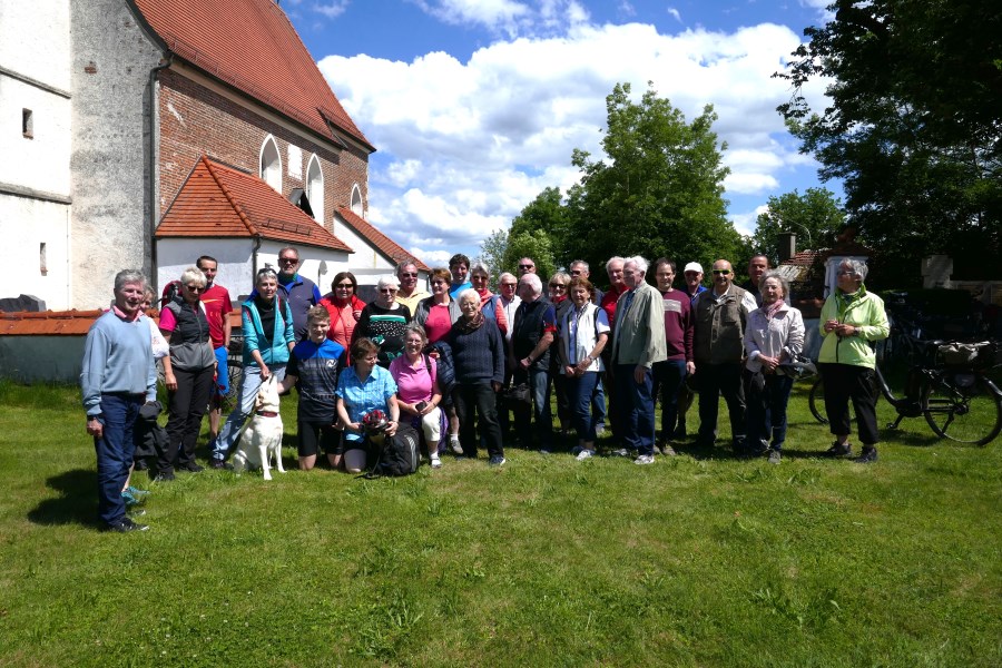 Gruppenbild der Teilnehmer*innen der Radltour am 26. Mai 2022 nach Ebing