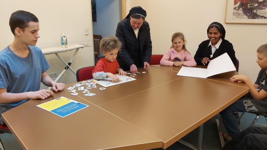 Bei den Niederbronner Schwestern leben geflüchtete Frauen und ihre Kinder direkt mit den Schwestern. Sr. Ulrika Beer und Oberin Sr. Prakasi Kulandai spielen mit den Kindern.