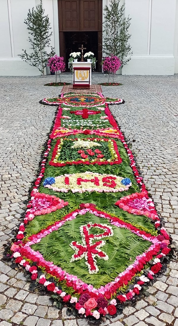 Fronleichnam - Blumenteppich vor der Rotter Pfarrkirche
