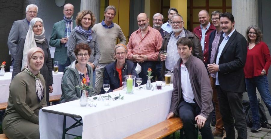 Tischgruppe im Garten des Haus der Kulturen und Religionen