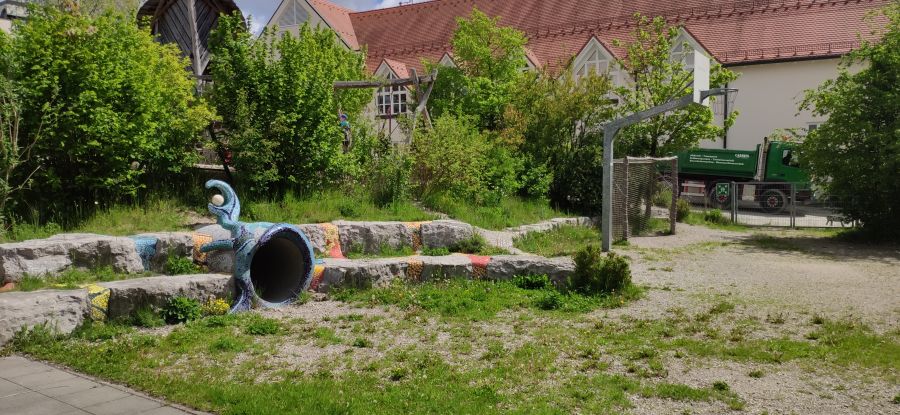 Spielplatz und Garten des Mehrgenerationenhauses in Taufkirchen