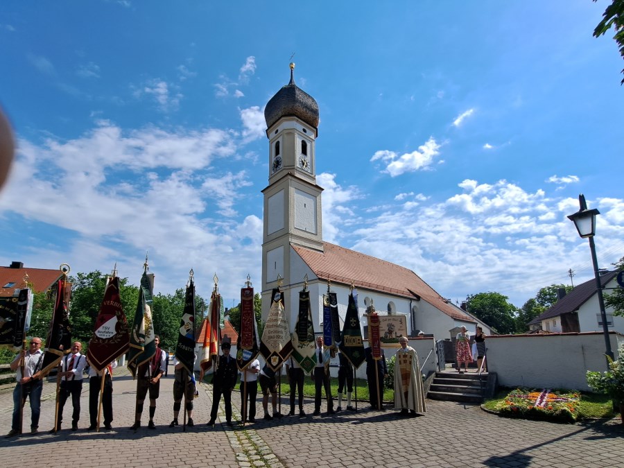 Fahnenabordnungen an Fronleichnam