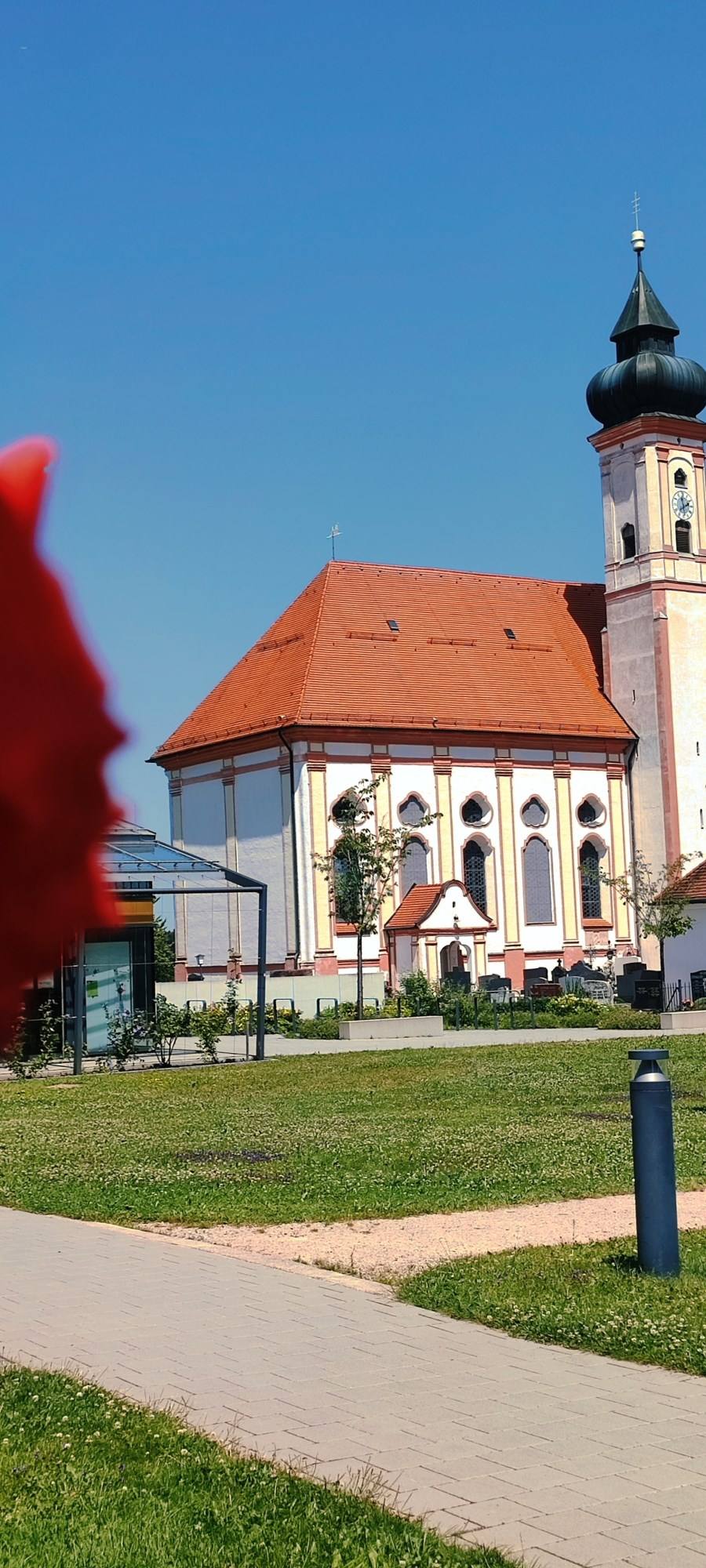 Vierkirchener Kirche in der Sonne