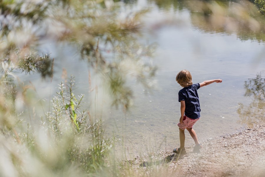 Kind am Wasser